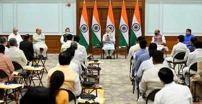 प्रधानमंत्री ने अपने आवास पर संभावित मंत्रियों से मुलाकात की; हर्षवर्धन, पोखरियाल ने दिया इस्तीफा