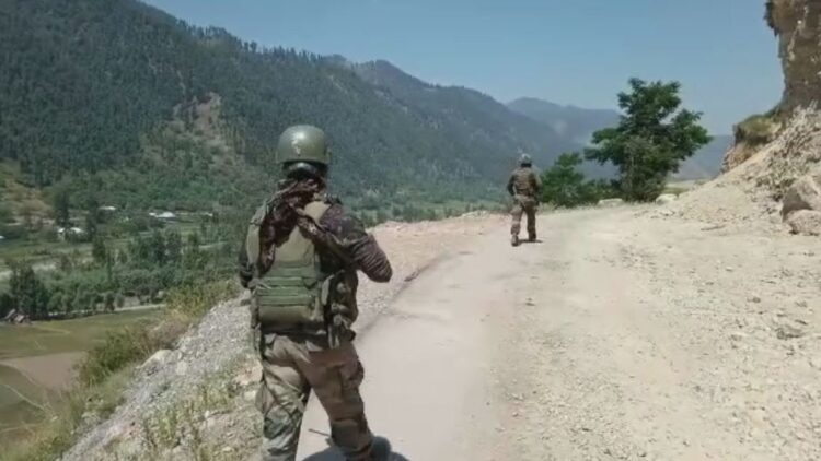 अनंतनाग में सुरक्षाबलों और आतंकियों के बीच मुठभेड़ जारी