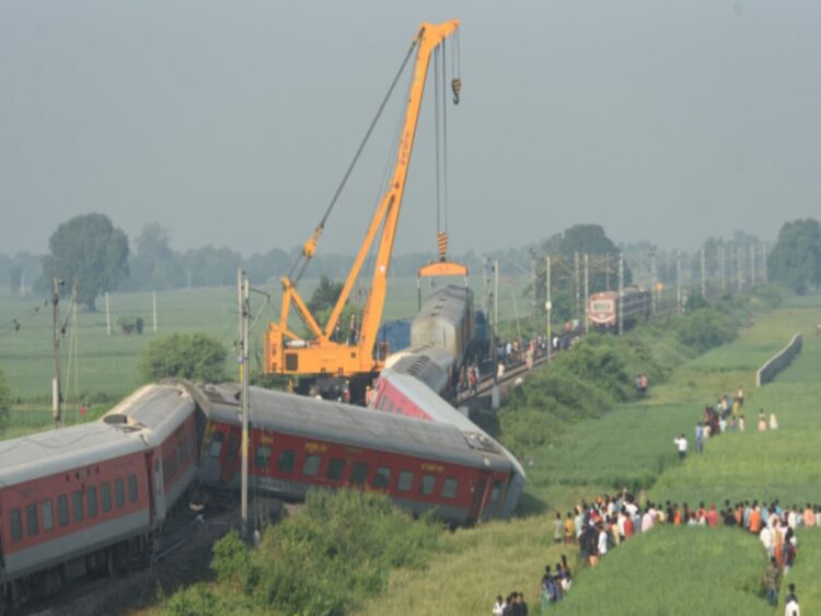 बिहार में बड़ी रेल दुर्घटना, नॉर्थ ईस्ट एक्सप्रेस पटरी से उतरी, 4 लोगों की मौत कई घायल,