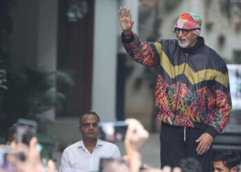 आधी रात को नंगे पांव जलसा के गेट पर आए अमिताभ, हाथ जोड़कर जताया फैंस का आभार