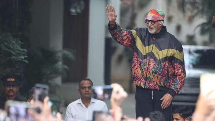 आधी रात को नंगे पांव जलसा के गेट पर आए अमिताभ, हाथ जोड़कर जताया फैंस का आभार