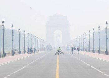 दिल्ली में बेहद खराब श्रेणी में वायु गुणवत्ता, पड़ोसी नोएडा में और बुरे हालात,