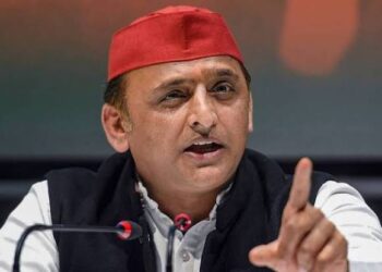 यूपी: PWD ने अखिलेश यादव के देवरिया आने से पहले रातों रात बना दी सड़क
