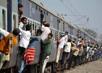 ट्रेनों के स्लीपर कोचों में हो रही भीड़, यात्री कर रहे शिकायत