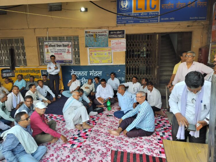 एलआईसी अभिकर्ताओं ने देश भर में की हडताल