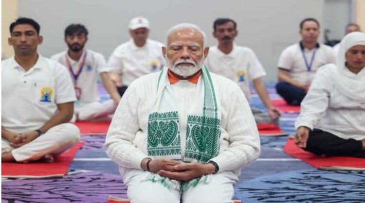 विशाखापत्तनम में PM मोदी का योग संदेश, तनाव से गुजर रहा हर एक देश