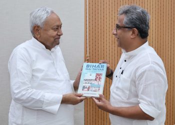बिहार: उद्योग मंत्री नीतीश मिश्रा ने की सीएम नीतीश को स्वरचित पुस्तक ‘Bihar Hai Taiyar- A journey of Transformation 2005-2025’ की प्रथम प्रति भेंट