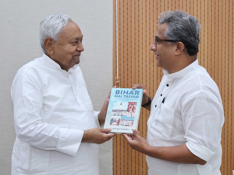 बिहार: उद्योग मंत्री नीतीश मिश्रा ने की सीएम नीतीश को स्वरचित पुस्तक ‘Bihar Hai Taiyar- A journey of Transformation 2005-2025’ की प्रथम प्रति भेंट