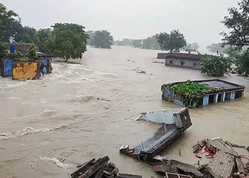 10 बड़ी और 13 छोटी नदियों में उफान से बिहार में हाहाकार, 17 लाख लोग बाढ़ से प्रभावित